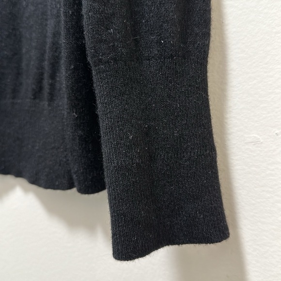 Everlane Women’s The Classic V in Cashmere - Picture 7 of 11